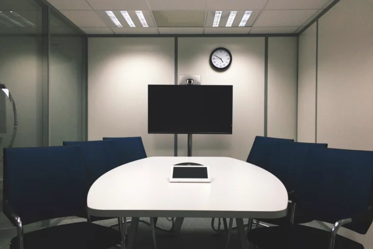 Salle de réunion moderne avec écran