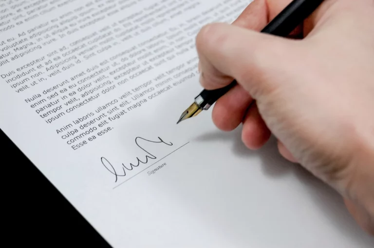 Signature d’un document au stylo plume