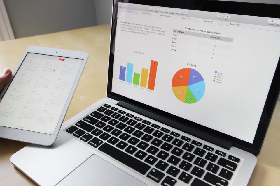 Ordinateur portable affichant des graphiques financiers