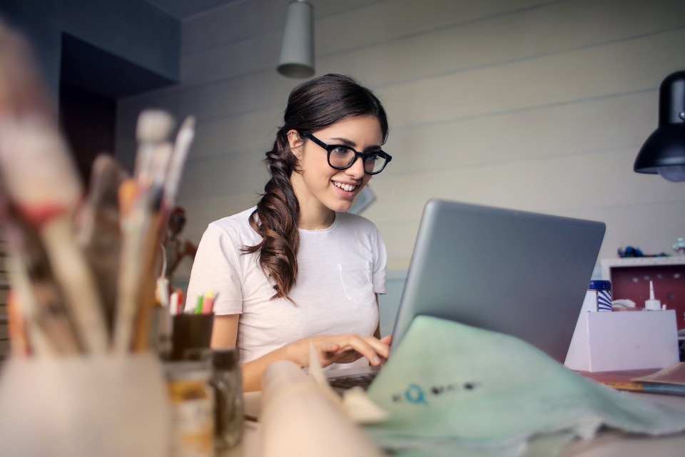 Collaboratrice travaillant sur un ordinateur portable