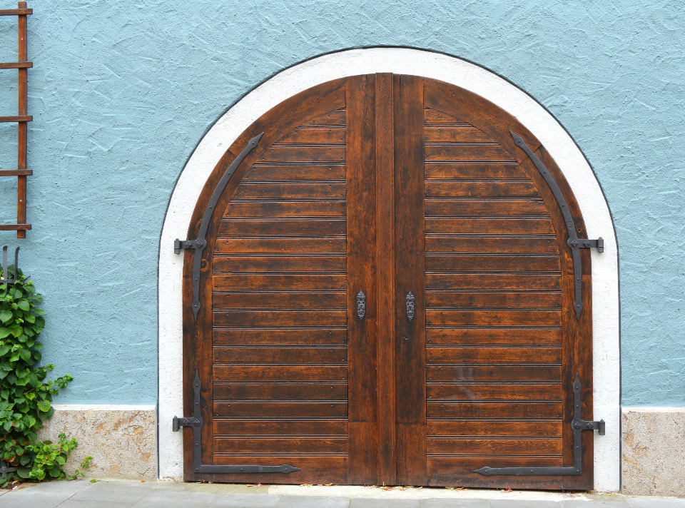 Porte cintrée en bois d’une maison ancienne